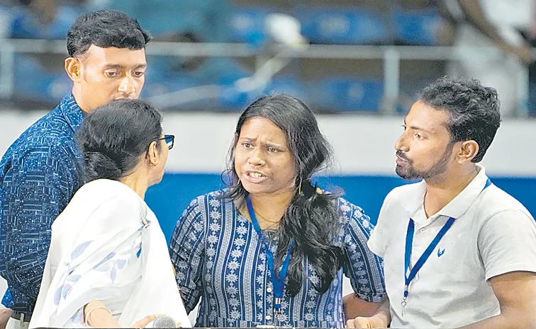 Mamata Banerjee meets sacked West Bengal teachers
