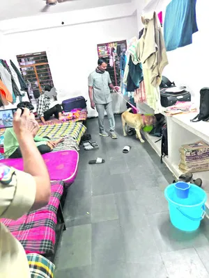 హాస్టళ్లలో డాగ్ స్క్వాడ్ తనిఖీలు