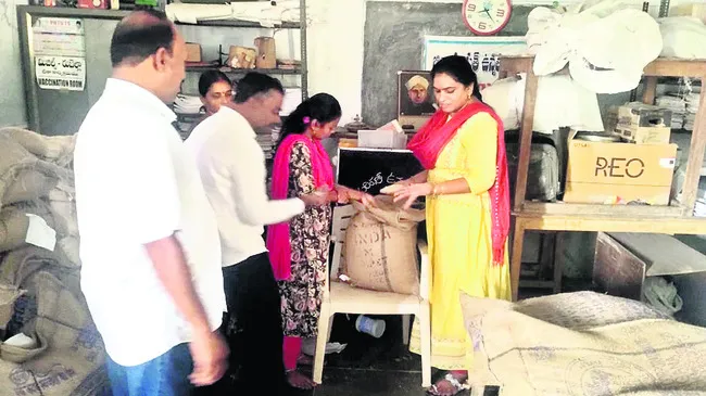 ఉన్నత విద్యతోనే ఉజ్వల భవిష్యత్