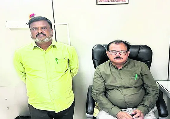 లంచగొండి ఇంజినీరు, లెక్కాధికారి అరెస్టు