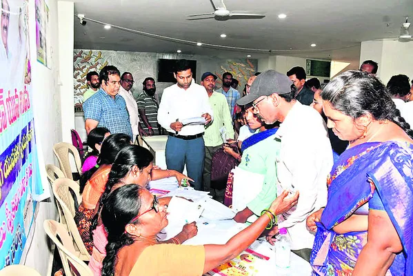 దరఖాస్తుదారులకు రశీదు ఇవ్వండి..