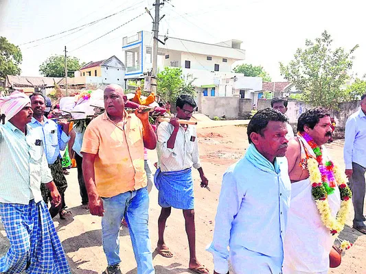 మానవత్వం చాటుకున్న గ్రామస్తులు