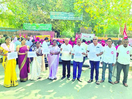 అదుపు తప్పిన బైక్..ముగ్గురికి గాయాలు