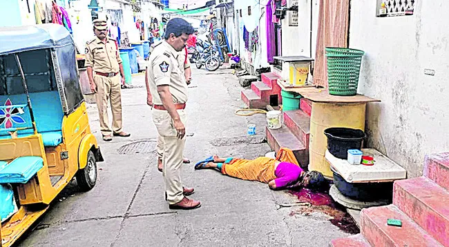 వృద్ధురాలి హత్యలో ప్రస్ఫుటమైన పోలీసుల నిర్లక్ష్యం