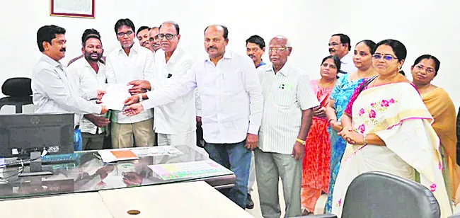 ఉద్యోగుల దీర్ఘకాలిక సమస్యలు పరిష్కరించండి