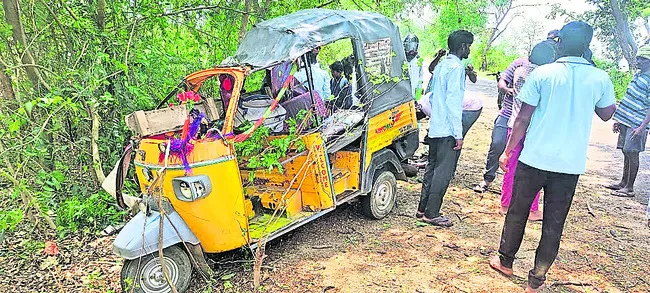 అదుపు తప్పి ఆటో బోల్తా..