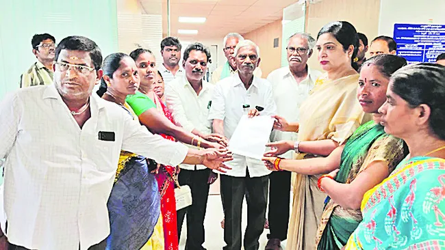 చేనేత కార్మికుల సమస్యల పరిష్కారానికి ధర్నా