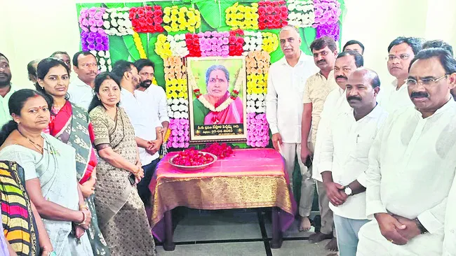 పిచ్చమ్మకు బీఆర్ఎస్ నేతల నివాళి