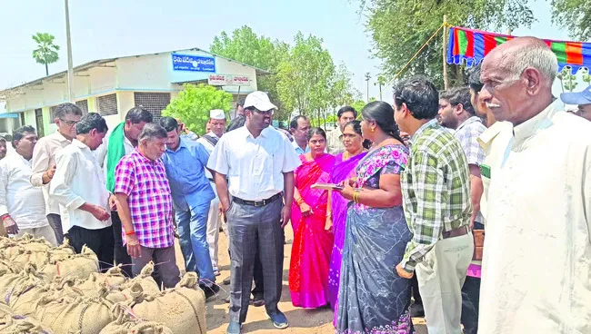 ధాన్యం సేకరణను వేగవంతం చేయాలి