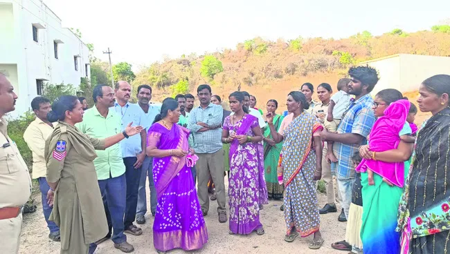 డబుల్ బెడ్రూమ్ ఇళ్ల ఆక్రమణ