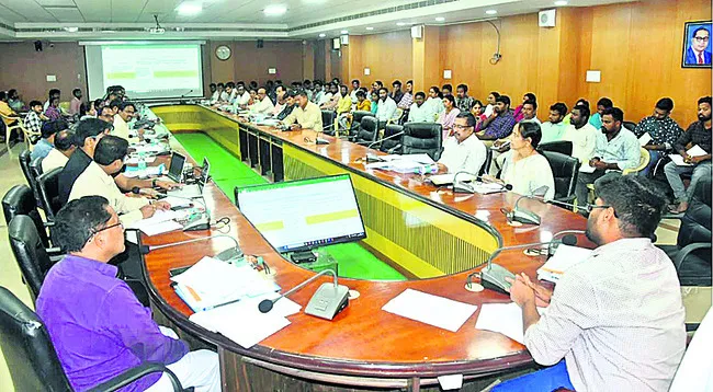 పన్ను వసూళ్లపై దృష్టి పెట్టండి