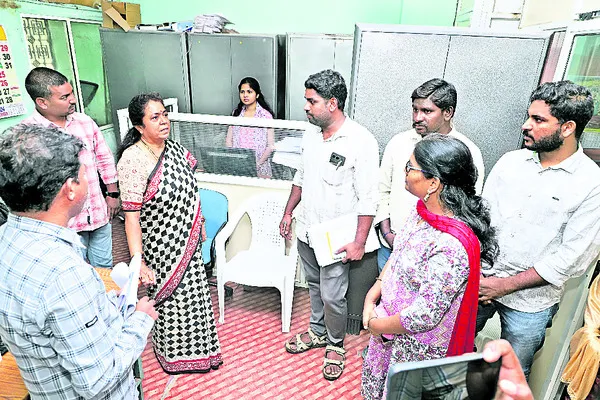 పౌరులెవరో.. అటెండర్లు ఎవరో?