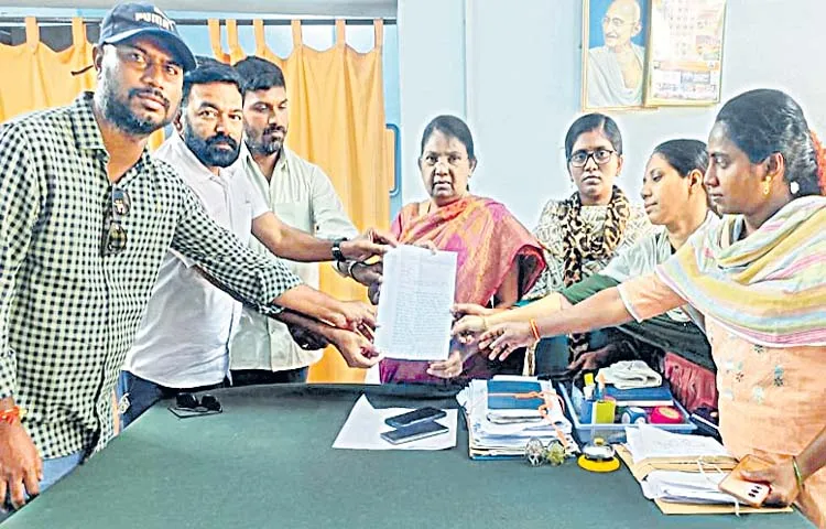 Secretariat employees complain to authorities on tdp