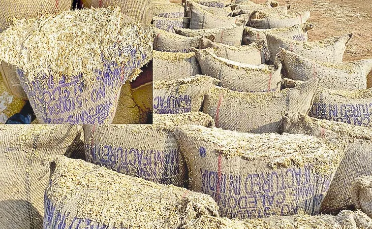 Farmers Protest At Grain purchasing Center: Telangana