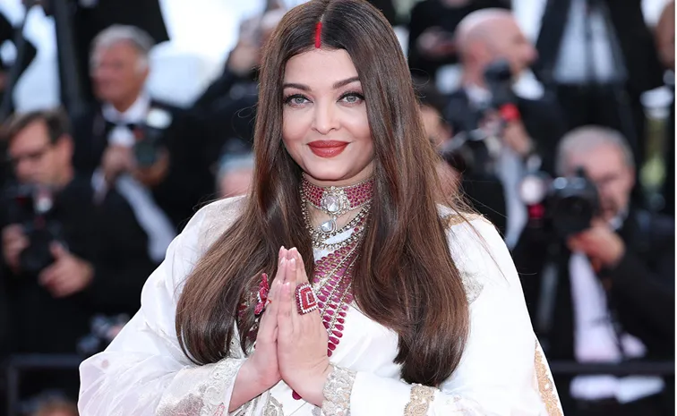 Cannes Aishwarya Dons Heirloom Jewels At Regal Necklace With 500 Carat Mozambique Rubies