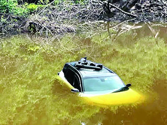చెరువులో కారు పల్టీ