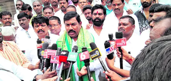టీడీపీ గూండాగిరీకి పోలీసుల వత్తాసు
