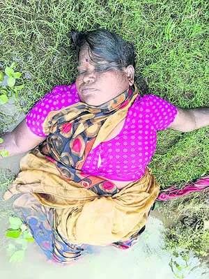 గోదావరిలో దూకి మహిళ ఆత్మహత్య