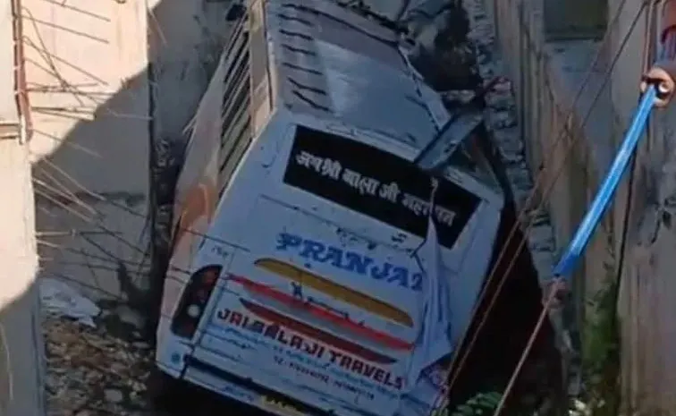 Bus Carrying Vaishno Devi Pilgrims meets with Accident