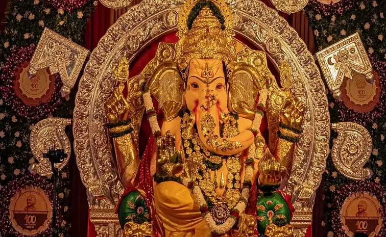 Mumbai Richest Ganesh First Look Of Ganpati g 69 Kg Gold 336 Kg Silver