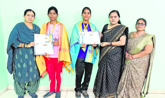సంక్షేమ విద్యార్థినులకు బంగారు పతకాలు