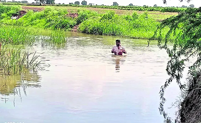 సాగు చేయాలంటే వాగు దాటాల్సిందే!