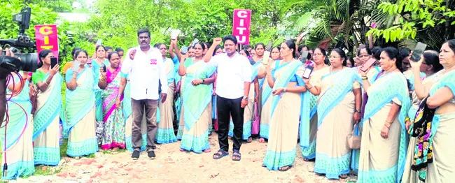 అంగన్వాడీలతో సెల్గాటం