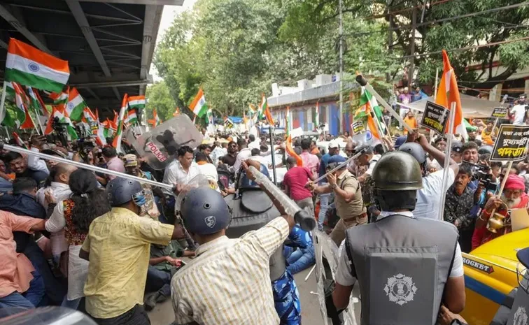 Police lathicharge protesters to halt march In West Bengal