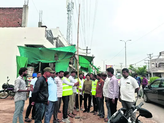 విద్యుత్ స్తంభాలపై కేబుల్ వైర్లు తొలగించాలి