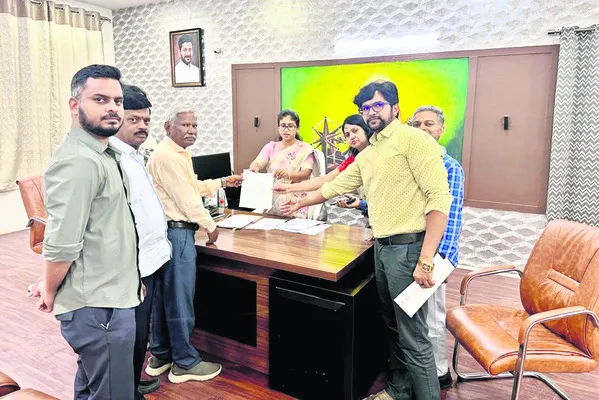 బ్లాక్మెయిల్కు పాల్పడుతున్న వారిపై చర్య తీసుకోవాలి