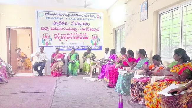 పొదుపు మహిళలకు చీరలు