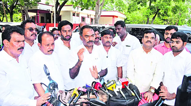 వైఎస్ఆర్ పేరు తొలగింపు సరికాదు