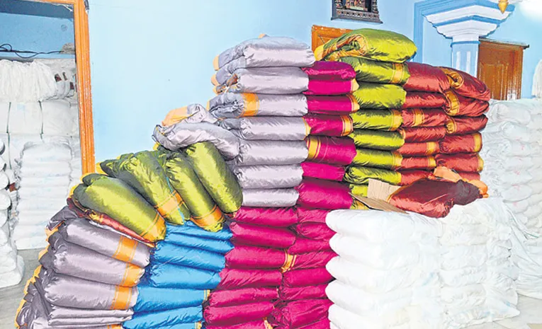 Sarees distributed to women as Dasara gift