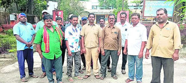 వేతనాల కోసం మున్సిపల్ కార్మికుల నిరసన