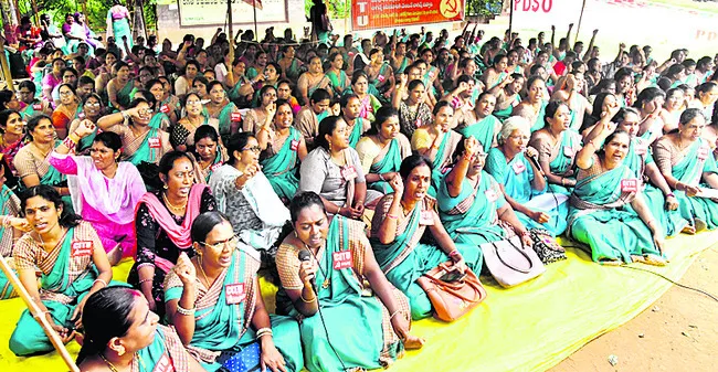 ‘మూర్తియాదవ్ వేధింపులపై ఆర్పీల నిరసన’