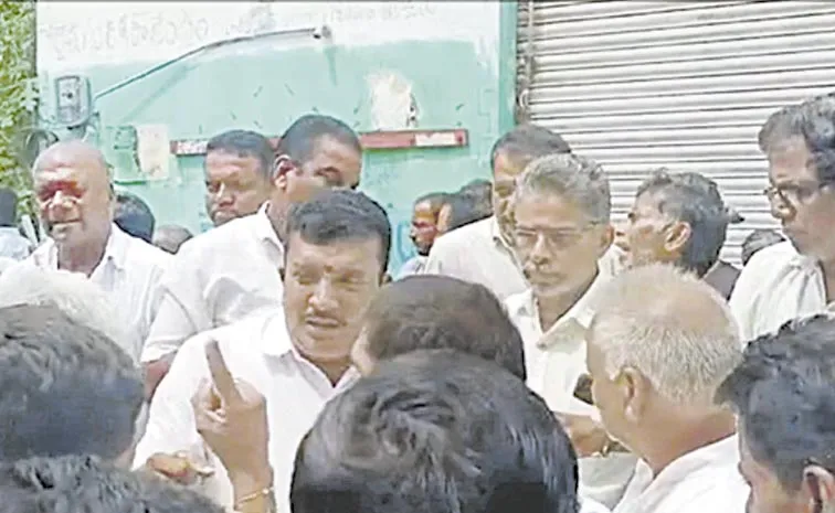 Farmers Protest Over Urea Shortage In Srikakulam District: AP