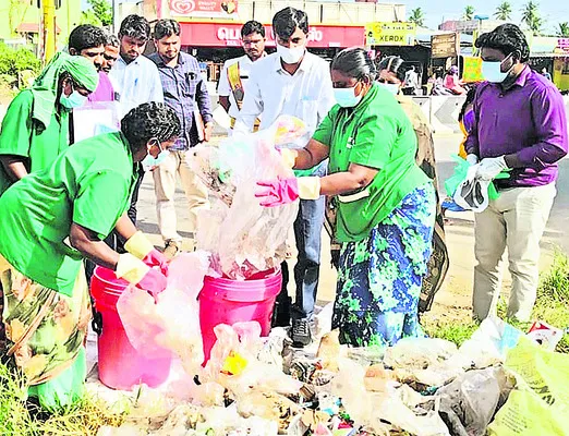 1,140 కిలోల ప్లాస్టిక్ కవర్లు స్వాధీనం