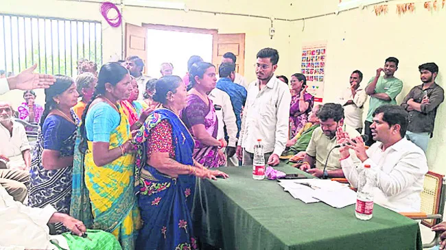 ఇండ్లు పోతే ఆధారమే లేదు