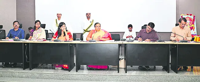 లబ్ధిదారులే ఆ ఇళ్లల్లో ఉండాలి
