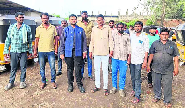 దారిని పరిశీలించిన సబ్ కలెక్టర్