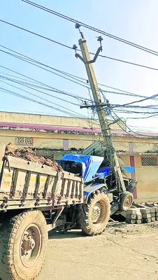 విద్యుత్ స్తంభాన్ని ఢీకొట్టిన ట్రాక్టర్