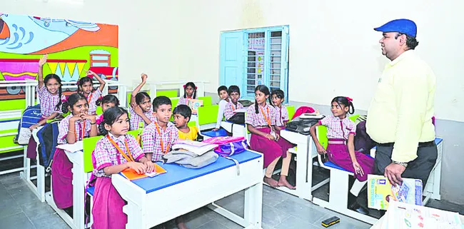 విద్యార్థుల్లో ప్రతిభను వెలికితీయాలి