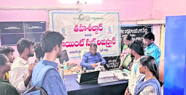 భూ భారతి దరఖాస్తులు పెండింగ్లో ఉంచొద్దు