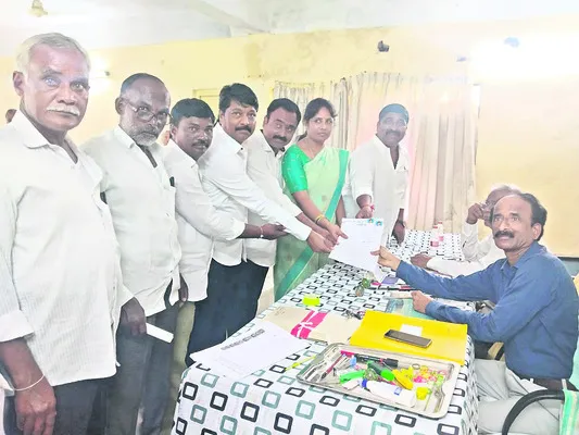డైరెక్టర్ పదవికి నామినేషన్ దాఖలు