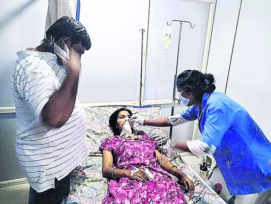 పోలీసుస్టేషన్ ఎదుట వివాహిత ఆత్మహత్యాయత్నం