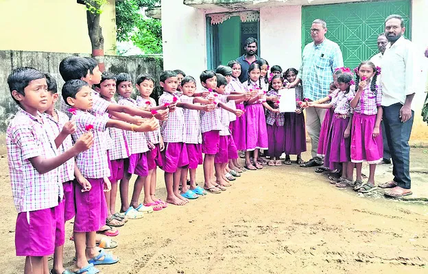 చిన్నారుల గాంధీగిరి!