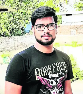 జ్యూస్ తాగుతూ కుప్పకూలిన యువకుడు