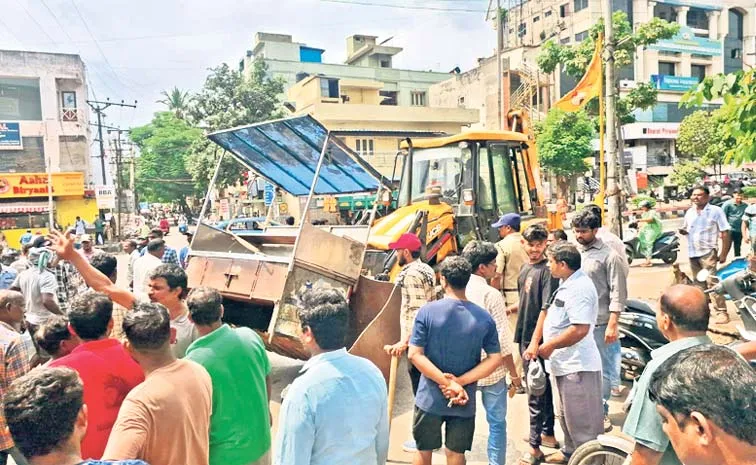 Tiffin buddy delivering near the Gurudwara intersection