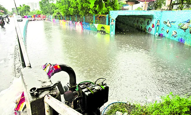 మధ్యలో నిలిచిన డ్రెయిన్ల నిర్మాణం