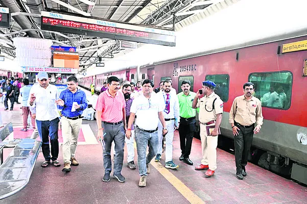 రైల్వేస్టేషన్లో ప్రయాణికుల సదుపాయాల పరిశీలన